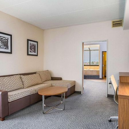 Quality Suites Lansing Extérieur photo