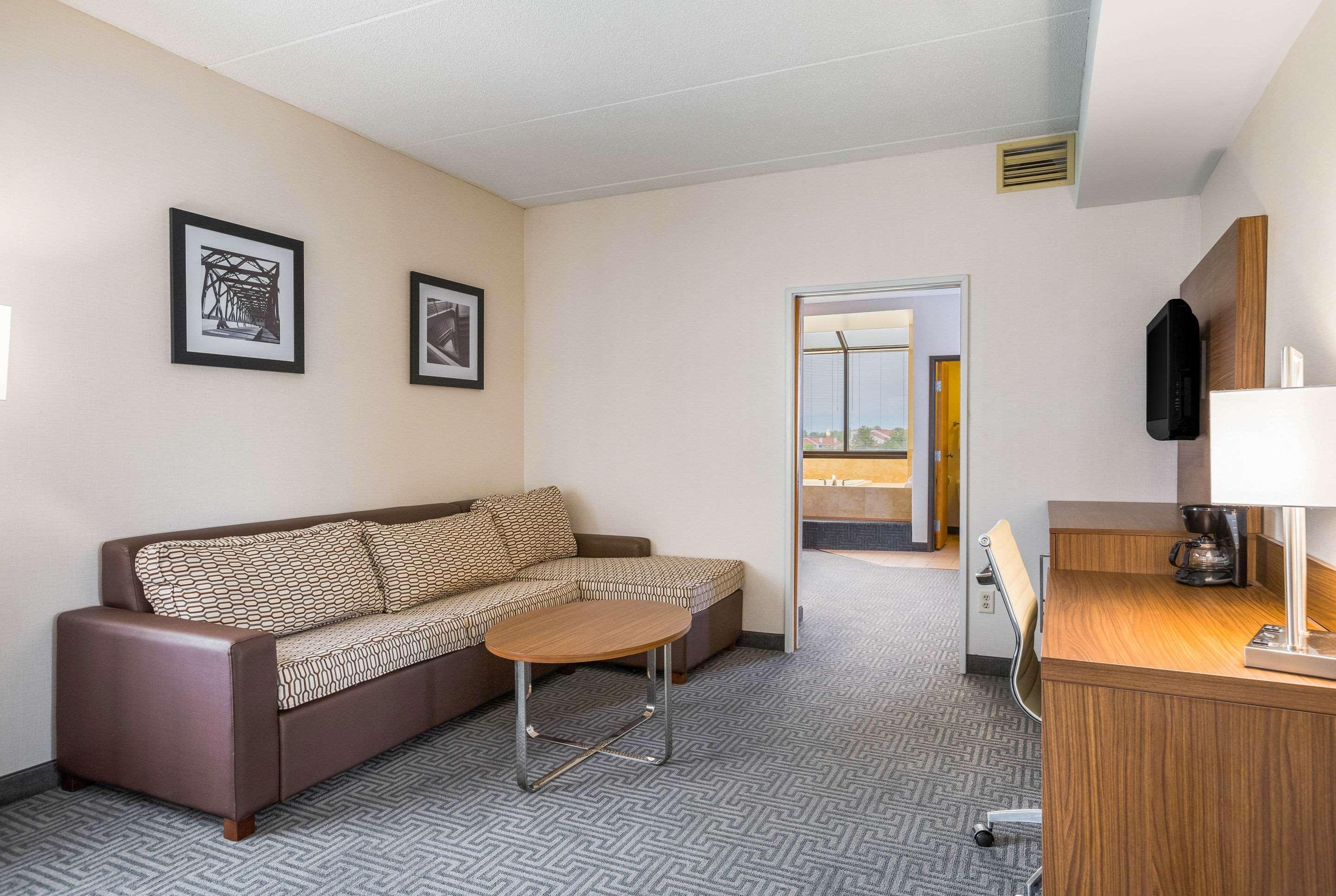 Quality Suites Lansing Extérieur photo